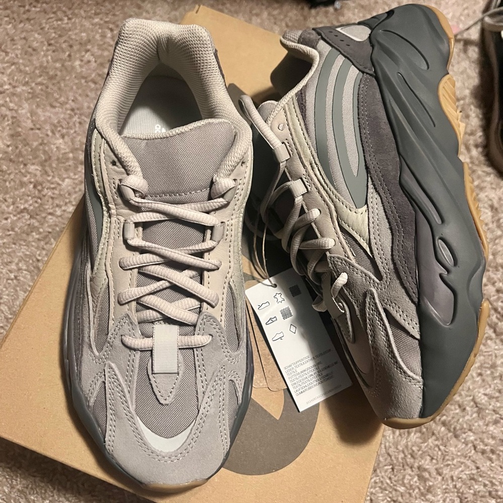 Yeezy Boost 700 V2